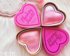 makeup revolution心形腮紅好用嗎？微閃蜜桃色彩