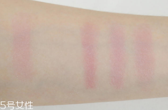 makeup revolution心形腮紅好用嗎？微閃蜜桃色彩
