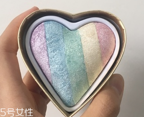 makeup revolution心形腮紅好用嗎？微閃蜜桃色彩
