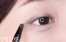 眼皮腫適合什么眼影？選用啞光色避開珠光色