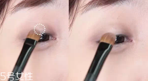 眼皮腫適合什么眼影？選用啞光色避開珠光色