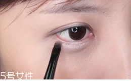 眼皮腫適合什么眼影？選用啞光色避開珠光色