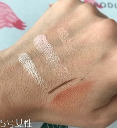 makeup revolution心形腮紅好用嗎？微閃蜜桃色彩