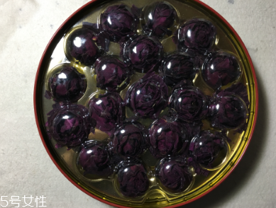 墨紅玫瑰和金邊玫瑰哪個好？墨紅玫瑰更勝一籌