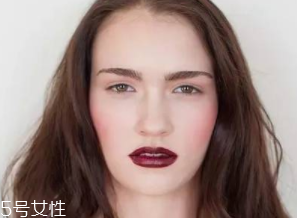 腮紅和口紅如何搭配？色彩不要太多