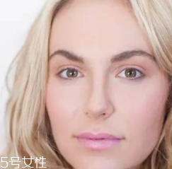 腮紅和口紅如何搭配？色彩不要太多