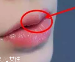 橢圓形嘴唇怎么涂口紅？勾勒唇線讓唇形完美