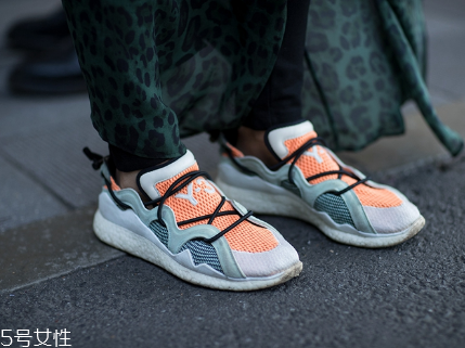 運動鞋鞋底響怎么辦？可能是進水了
