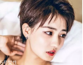 方形臉適合什么發(fā)型？卷曲長發(fā)柔和臉部輪廓