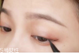 眼線畫(huà)歪了怎么辦？干脆暈成煙熏妝