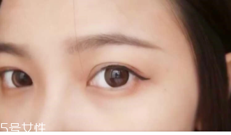眼線畫(huà)歪了怎么辦？干脆暈成煙熏妝