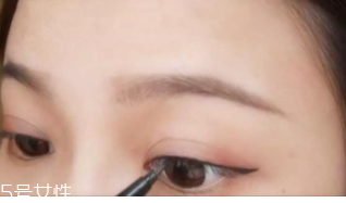 眼線畫(huà)歪了怎么辦？干脆暈成煙熏妝