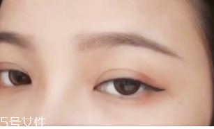 眼線畫(huà)歪了怎么辦？干脆暈成煙熏妝