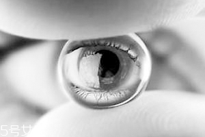 怎么確定隱形眼鏡掉了？蒙著一邊眼睛測(cè)視力