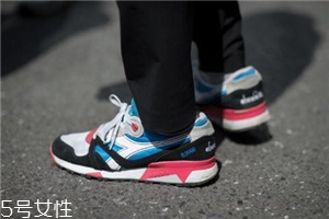 運動鞋不防滑怎么辦？一盒創(chuàng)可貼就能解決