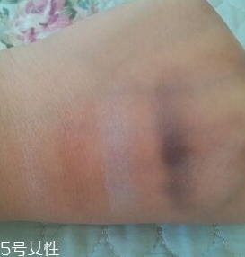 雅詩(shī)蘭黛眼影盤怎么用？