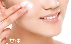 隔離霜可以直接涂在臉上嗎？要用補水產(chǎn)品打底才好