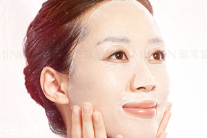 面膜敷多長(zhǎng)時(shí)間為好？干燥的肌膚及時(shí)補(bǔ)水