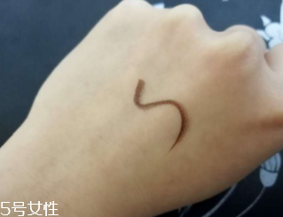 kiss me眼線筆怎么卸？卸妝水直接擦拭即可