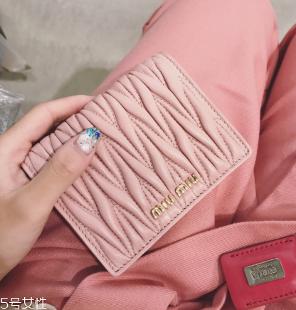 miumiu是什么旗下的？明星偏偏鐘愛它