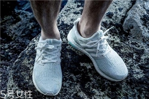 運動鞋夾腳怎么辦？巧妙利用濕報紙