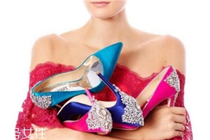 badgley mischka鞋子偏大嗎？時尚與奢華并存的紅毯戰(zhàn)靴