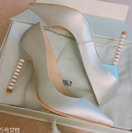 sophia webster是奢侈品嗎？在足間翩然起舞