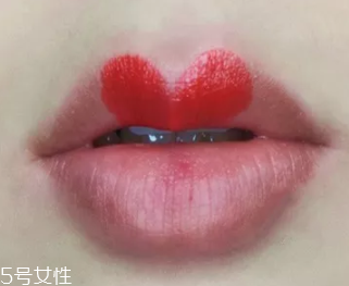 絲絨口紅和啞光哪個(gè)好？正式場(chǎng)合用啞光