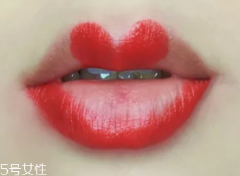 絲絨口紅和啞光哪個(gè)好？正式場(chǎng)合用啞光