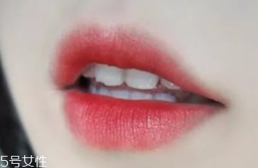 絲絨口紅和啞光哪個(gè)好？正式場(chǎng)合用啞光