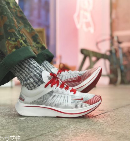 運動鞋比皮鞋大一碼還是小一碼？