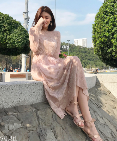 春天穿什么款式連衣裙好看？讓你早春美翻天