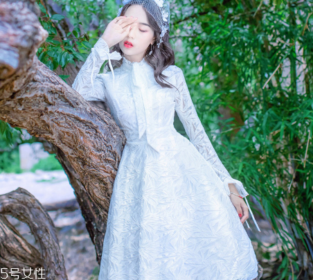 春天穿什么款式連衣裙好看？讓你早春美翻天