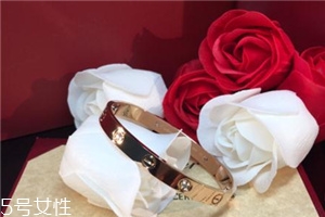 卡地亞手鐲可以戴著洗澡嗎？最好不要經(jīng)常碰水