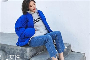 牛仔褲可以配皮鞋嗎？搭出時(shí)尚街拍范兒