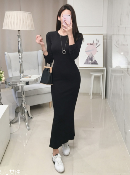 黑色針織連衣裙配什么鞋子？微胖女生也能駕馭
