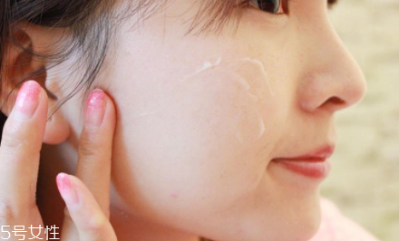 睡眠面膜過夜好不好？對于油皮是災(zāi)難