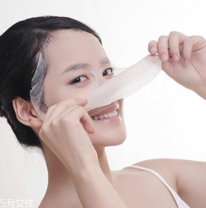 敷完面膜不洗臉會怎么樣？粉刺悶痘毛孔堵塞