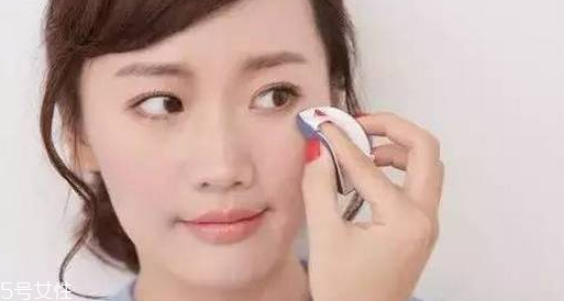 氣墊卡粉浮粉怎么辦？上妝方式換一換