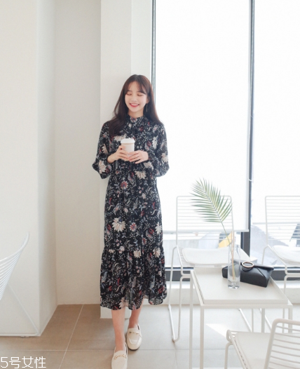 碎花連衣裙搭配什么鞋子？玩轉(zhuǎn)復(fù)古甜美