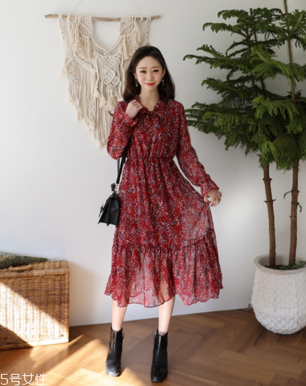 碎花連衣裙搭配什么鞋子？玩轉(zhuǎn)復(fù)古甜美