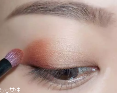 棕色眼影怎么畫好看？作為最后的暈染色
