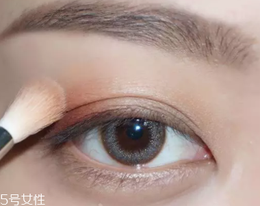 棕色眼影怎么畫好看？作為最后的暈染色