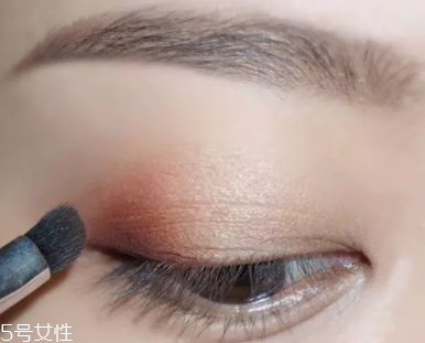 棕色眼影怎么畫好看？作為最后的暈染色