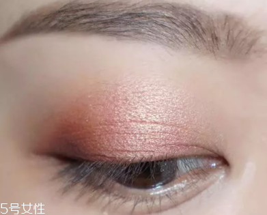 棕色眼影怎么畫好看？作為最后的暈染色