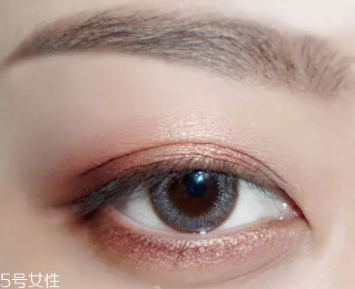 棕色眼影怎么畫好看？作為最后的暈染色
