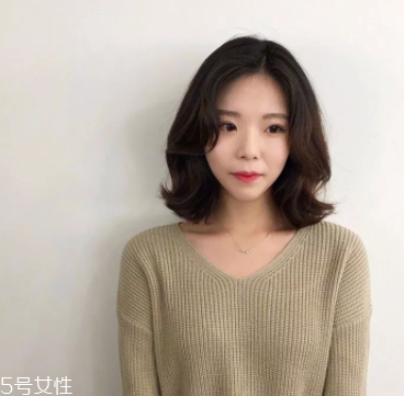 臉大適合什么發(fā)型？微卷波波頭是大臉福音
