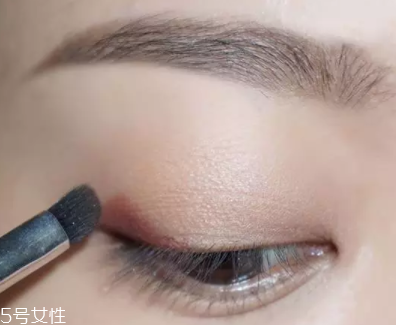 棕色眼影怎么畫好看？作為最后的暈染色