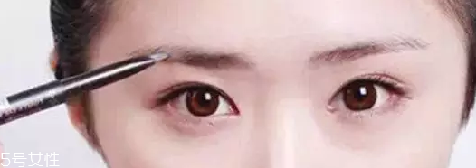 眉粉怎么選顏色好看？淺咖色不挑膚色
