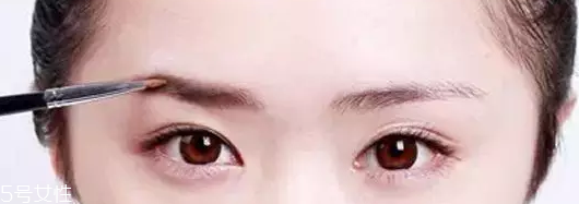 眉粉怎么選顏色好看？淺咖色不挑膚色